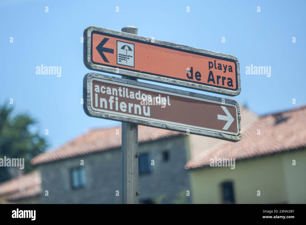 Asta di direzione per Cliffs of Hell, Ribadesella, Asturie orientali, Spagna Foto Stock
