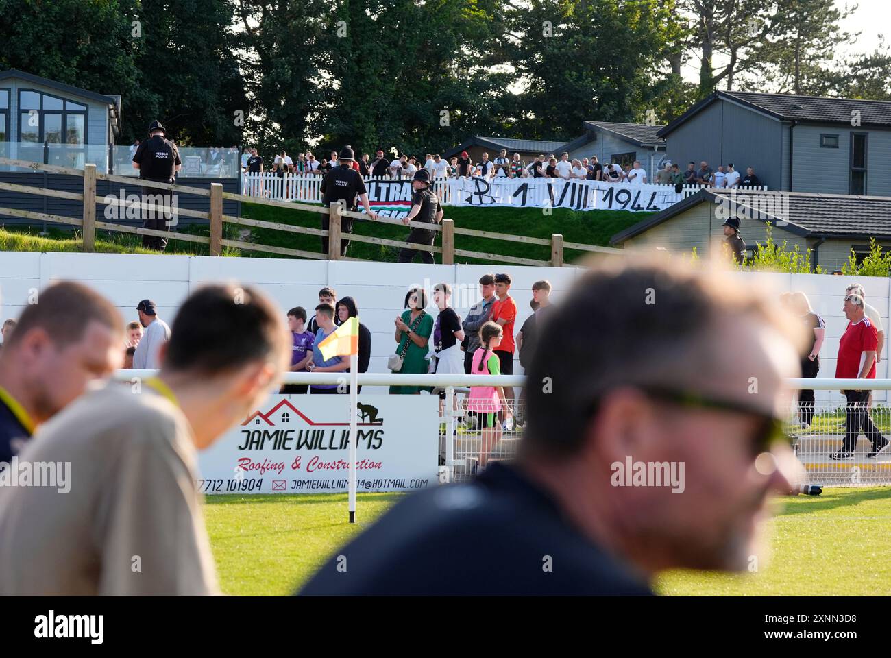 Vista dei tifosi del Legia Warszawa in un parco vacanze che guarda la UEFA Conference League, il secondo turno di qualificazione, la partita di andata e ritorno al Bangor City Stadium, Galles. Data foto: Giovedì 1 agosto 2024. Foto Stock