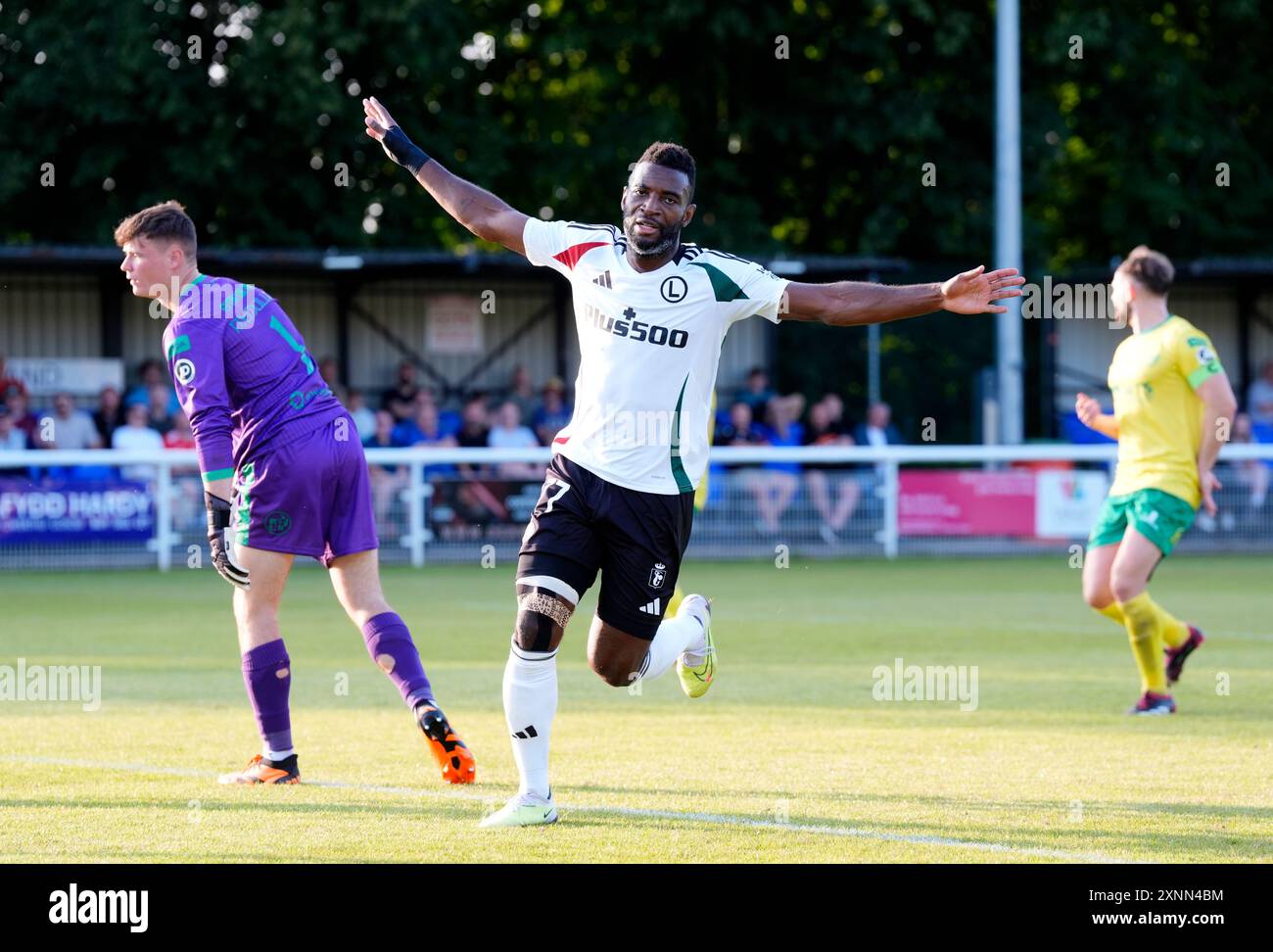 Jean-Pierre Nsame (centro) del Legia Warszawa celebra il quarto gol della squadra durante la UEFA Conference League, il secondo turno di qualificazione, la partita di andata al Bangor City Stadium, Galles. Data foto: Giovedì 1 agosto 2024. Foto Stock