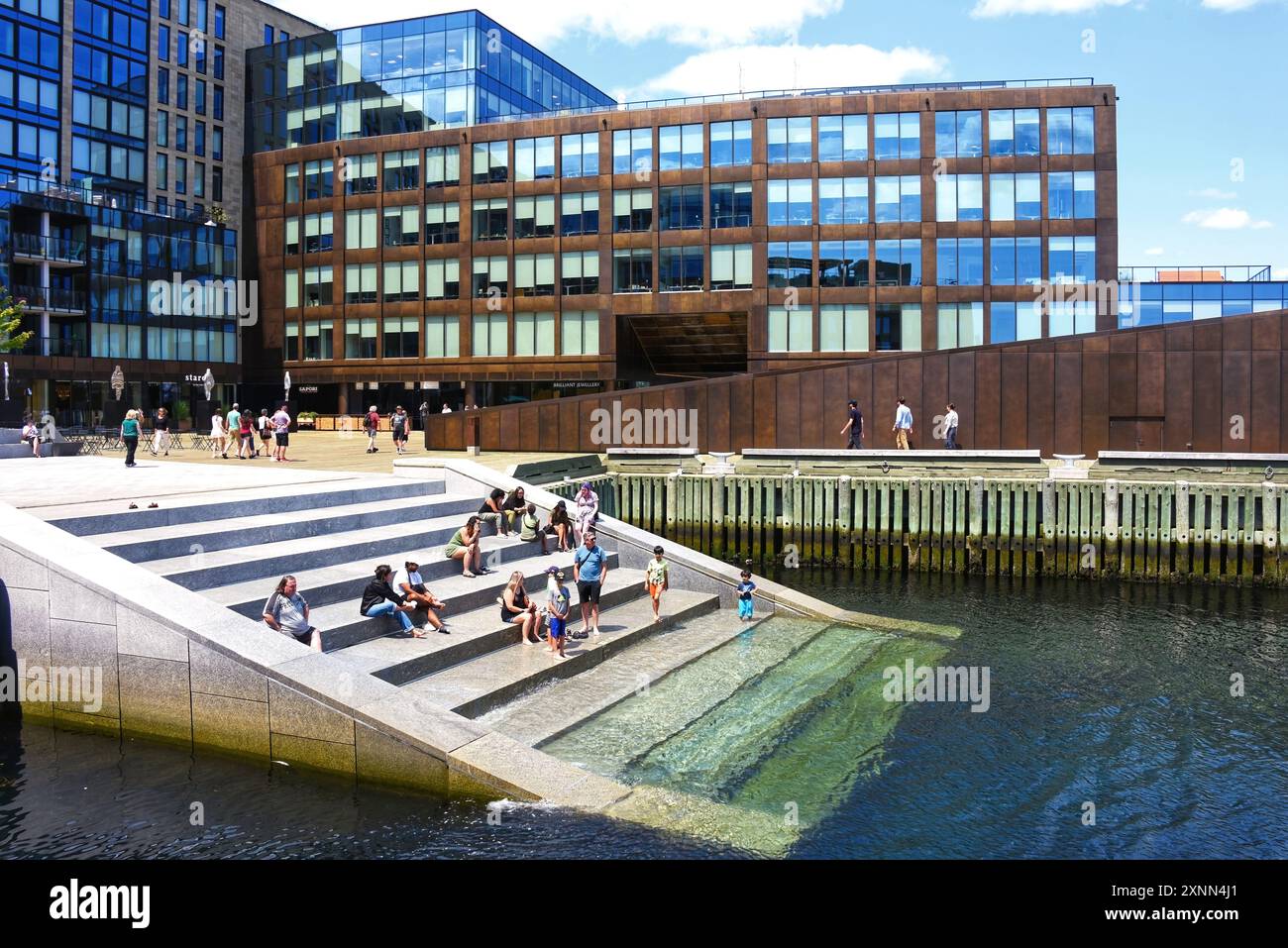 Halifax, nuova Scozia - 22 luglio 2024: Persone sulle scale che conducono al porto di Halifax. Le scale situate al Queen's Landing furono aperte nel 2021 A. Foto Stock