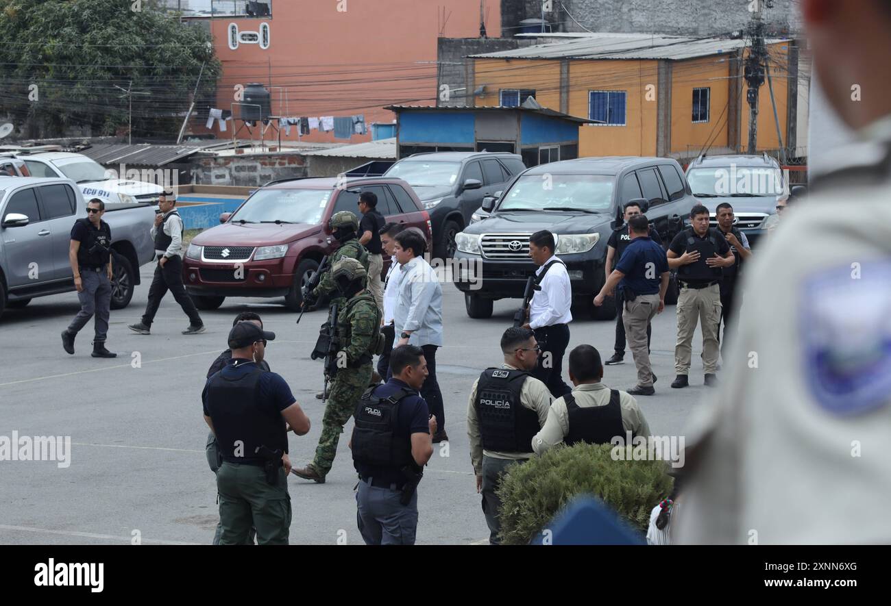 GYE RRPP BLOQUE SEGURIDAD Guayaquil, giovedì 01 agosto 2024 le autorità statali lasciano l'UVC di El Recreo, dove si è tenuta la riunione del blocco di sicurezza foto CÃ sar Munoz API Duran Guayas Ecuador CLJ GYE RRRPPBLOQUESEGURIDAD 4a93b5526894a4998a10c247bddd4bd9 Copyright: xCÃ sarxMunozx Foto Stock