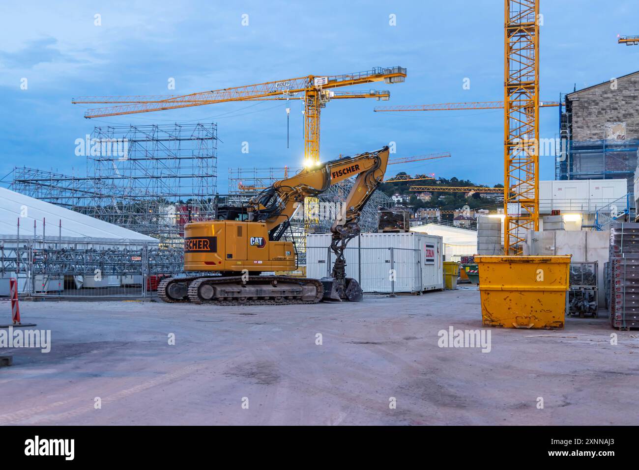 Bagger an der Baustelle Stuttgart 21. Rechts der Bonatzbau, collega das Gerüst für das Eingangsportal für den neuen unterirdischen Hauptbahnhof. // 29.07.2024: Stoccarda, Baden-Württemberg, Deutschland *** escavatore presso il cantiere di Stoccarda 21 Bonatzbau sulla destra, ponteggio per il portale d'ingresso alla nuova stazione principale della metropolitana sulla sinistra 29 07 2024 Stoccarda, Baden Württemberg, Germania Foto Stock