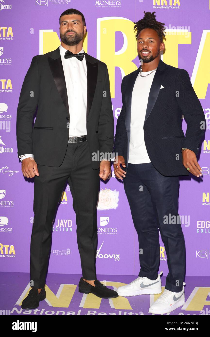Blade Siddiqi e Konnor Ewudzi partecipano ai National Reality TV Awards alla Porchester Hall di Londra. Foto Stock