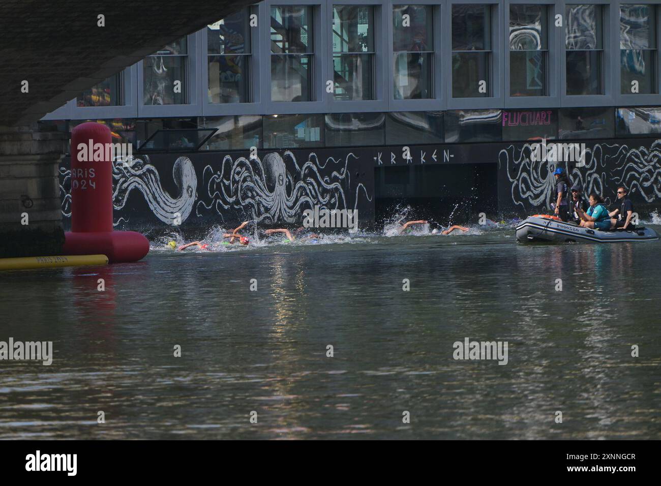 Triatleta durante la sessione Swim Olympic Triathlon Parigi il 31 luglio 2024 a Parigi, Francia crediti: Tiziano Ballabio/Alamy Live News Foto Stock