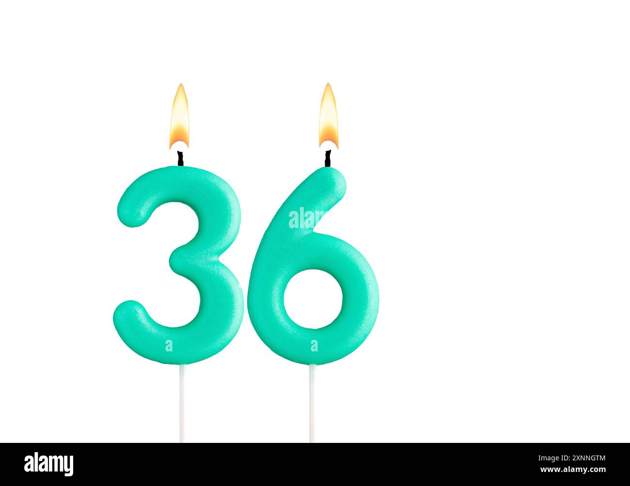 Compleanno numero 36 - candela di compleanno verde su sfondo bianco Foto Stock