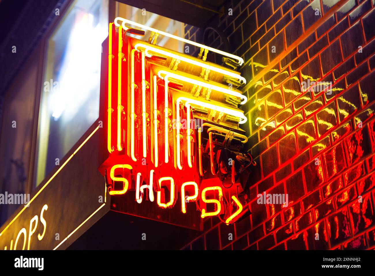 I negozi di neon rossi e gialli firmano a Hong Kong di notte Foto Stock