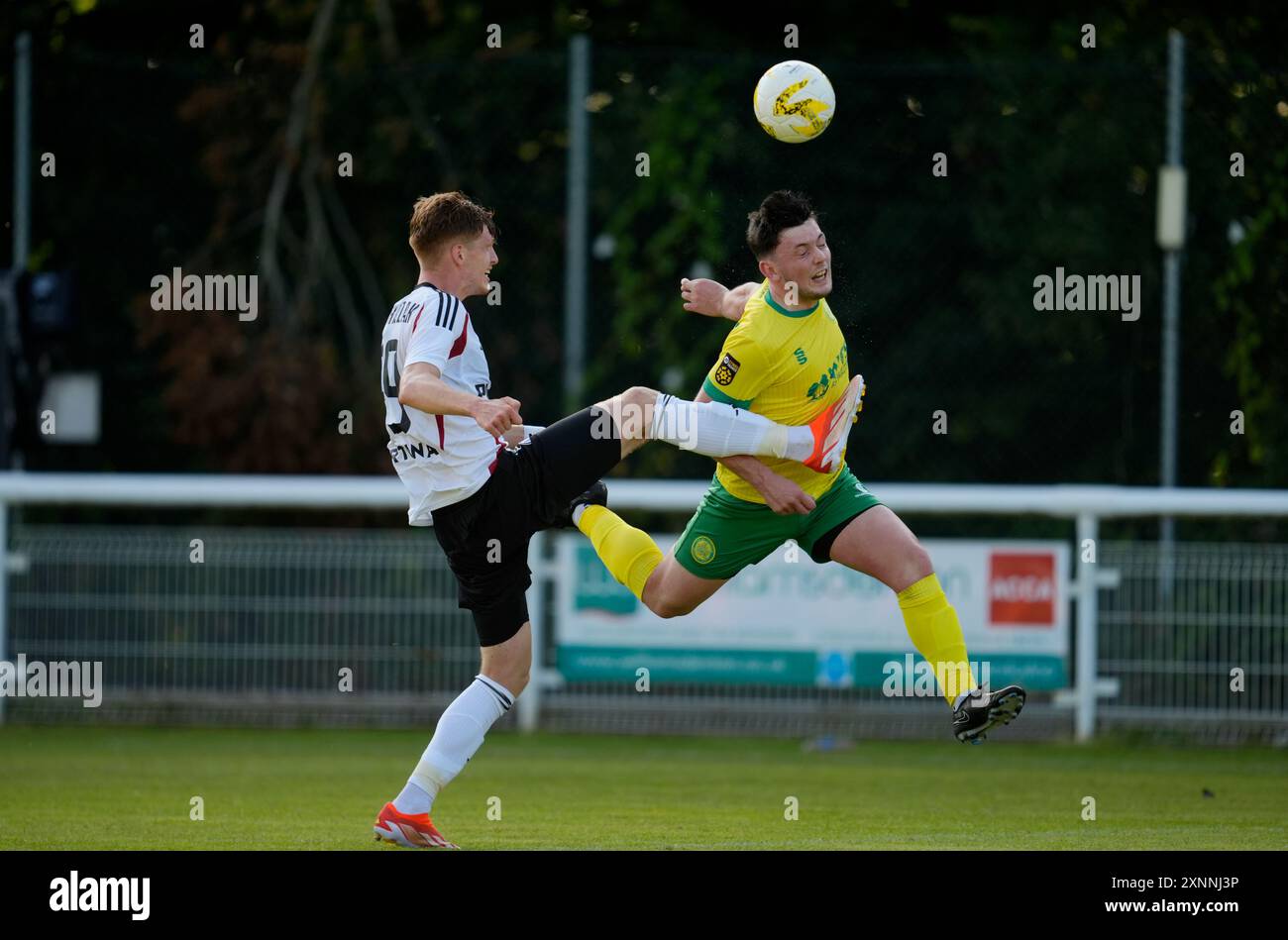 Jordan Majchrzak (a sinistra) del Legia Warszawa fallo con Morgan Owen (a destra) del Caernarfon Town durante la UEFA Conference League, secondo turno di qualificazione, partita di andata e ritorno al Bangor City Stadium, Galles. Data foto: Giovedì 1 agosto 2024. Foto Stock