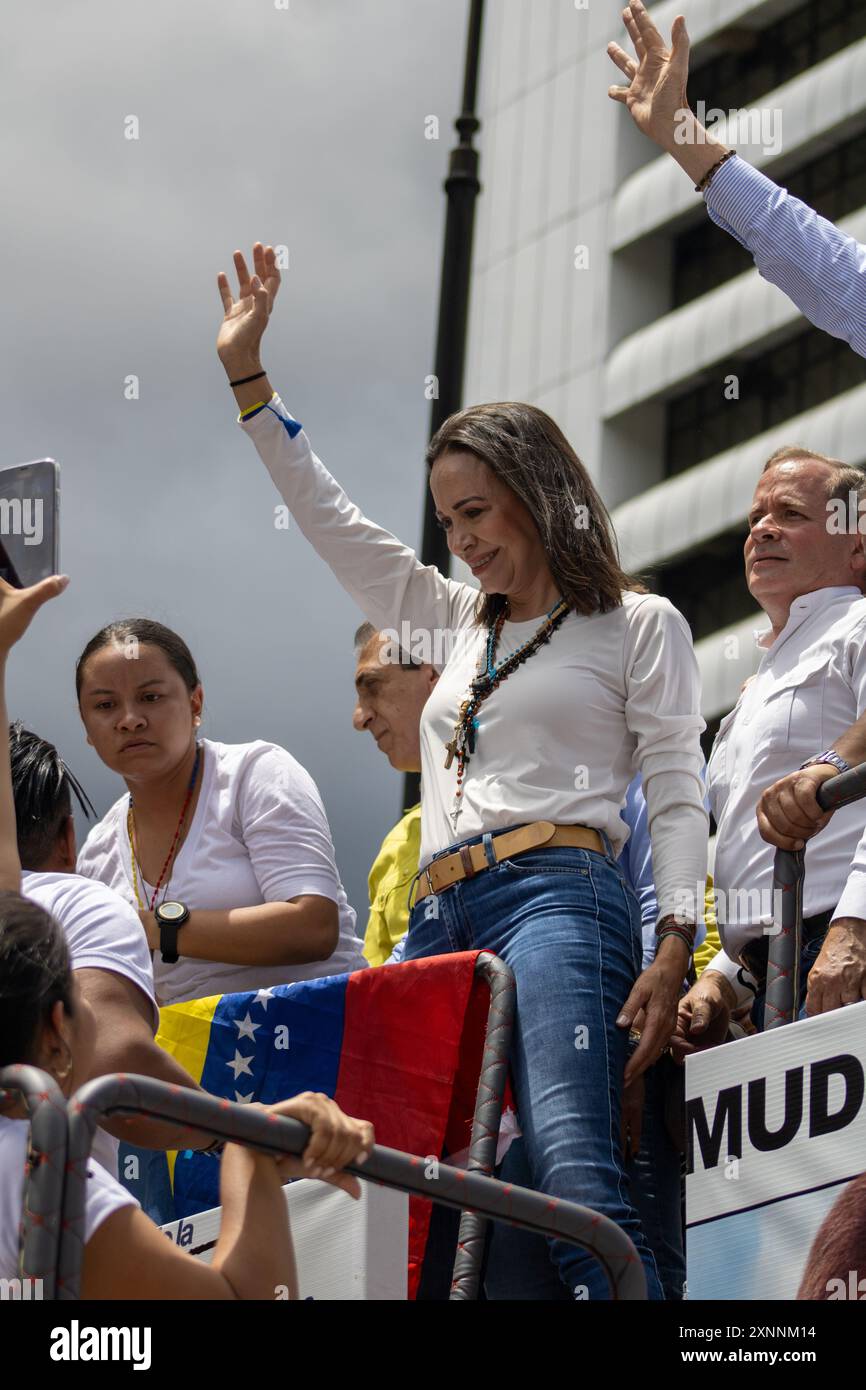 Caracas, Venezuela - 30 luglio 2024: I leader dell'opposizione Maria Corina Machado e Edmundo Gonzales Urrutia sono visti salutare migliaia di venezuelani. Foto Stock