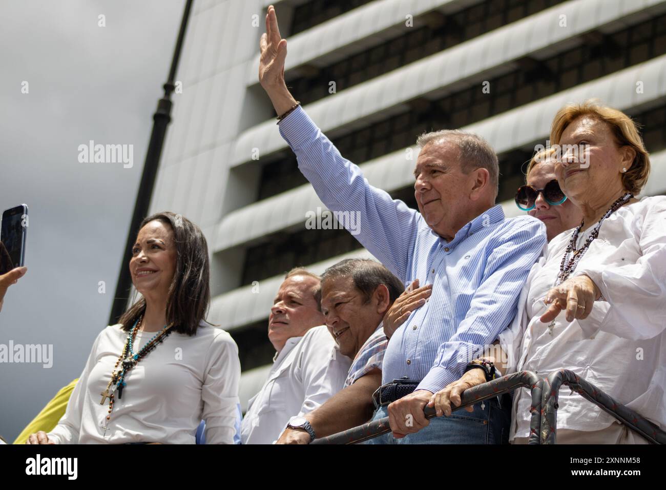 Caracas, Venezuela - 30 luglio 2024: I leader dell'opposizione Maria Corina Machado e Edmundo Gonzales Urrutia sono visti salutare migliaia di venezuelani. Foto Stock