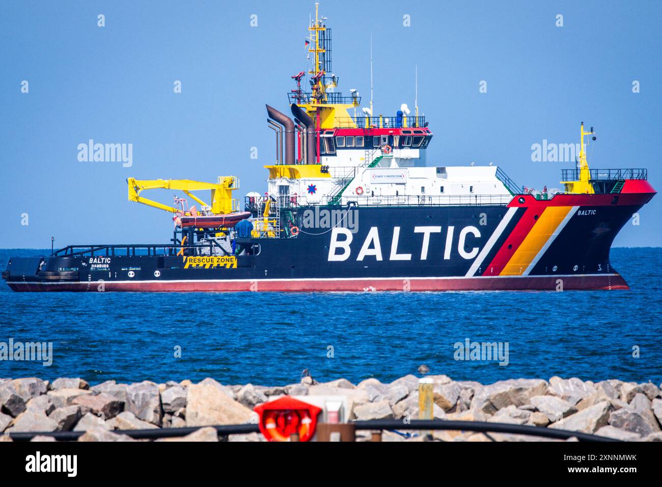 PRODUZIONE - 01 agosto 2024, Meclemburgo-Pomerania occidentale, Kühlungsborn: Il rimorchiatore di emergenza "Baltico", lungo 61 metri, costruito nel 2010, è ancorato nel Mar Baltico. Foto: Jens Büttner/dpa Foto Stock