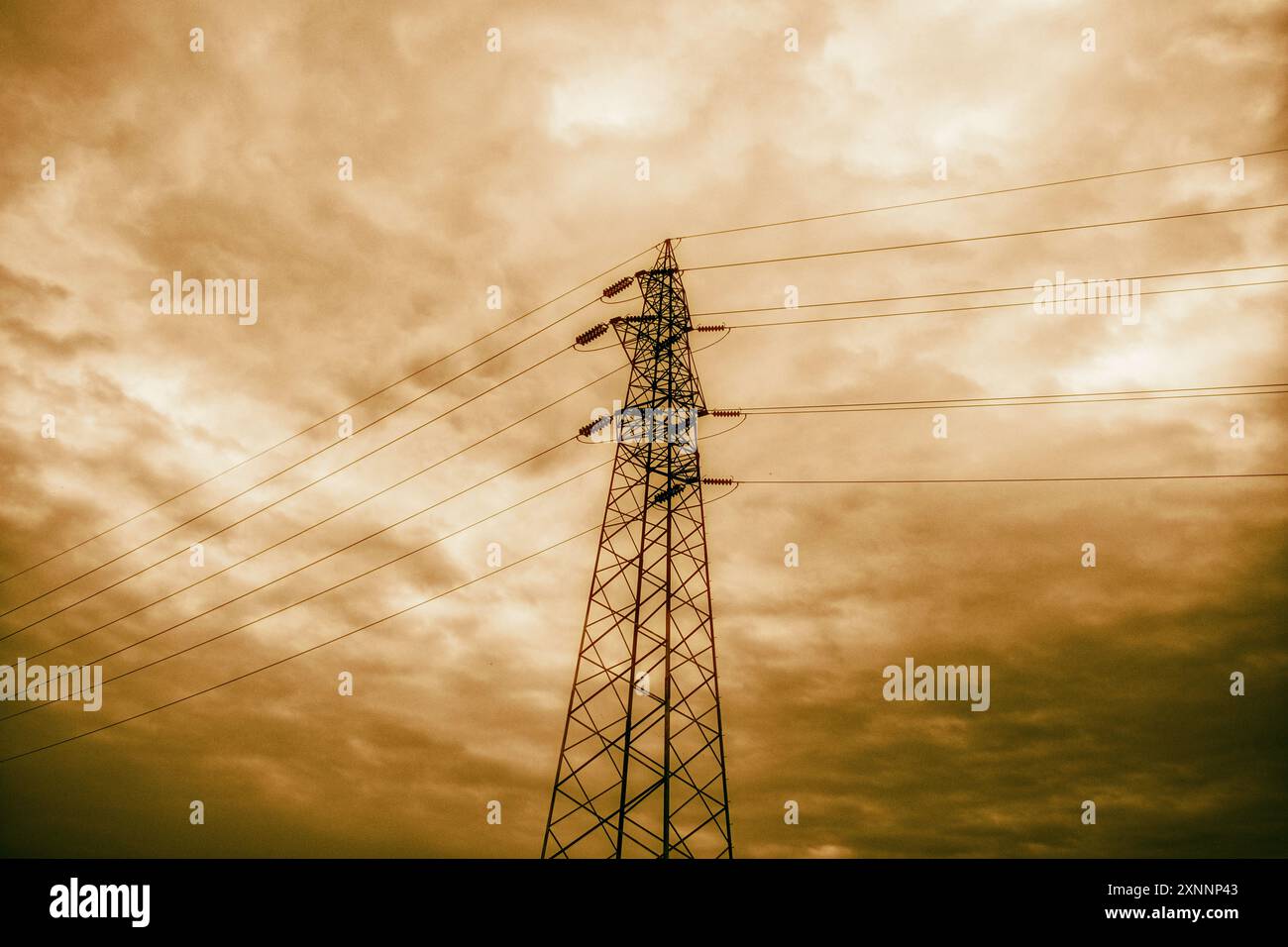 La torre della linea Поwer si erge a picco su un cielo vivace al tramonto. Linee elettriche al tramonto. Foto Stock