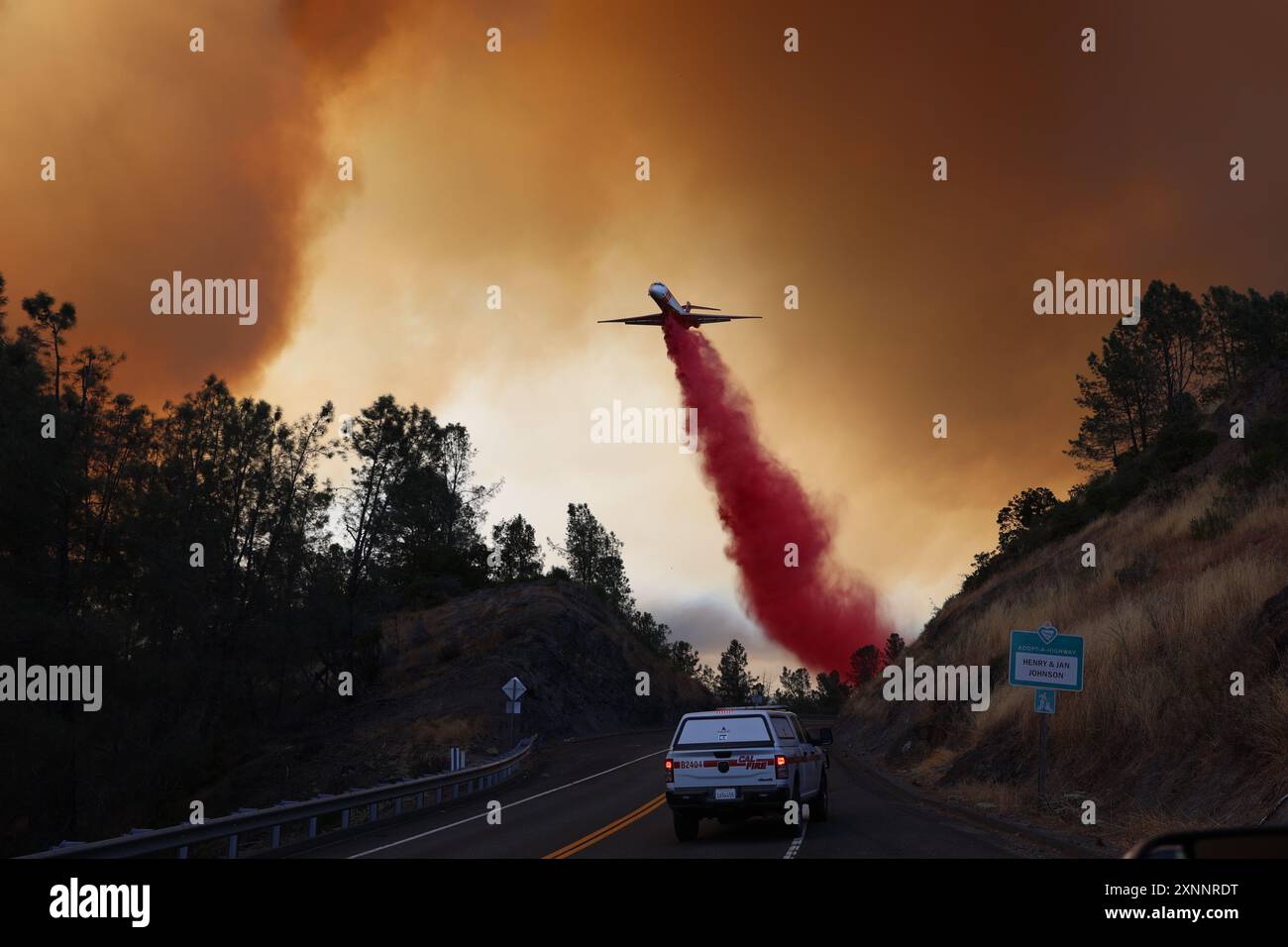 Chico, California, Stati Uniti. 1° agosto 2024. L'aereo cade in rosa. I vigili del fuoco continuano a combattere il fuoco del parco fuori Chico, nelle contee di Butte e Tehama della California settentrionale. Il Park Fire ha ora bruciato oltre 392.480 acri, rendendolo il quinto più grande incendio nella storia della California. (Immagine di credito: © Cal Fire/Wildfire Image) SOLO PER USO EDITORIALE! Foto Stock
