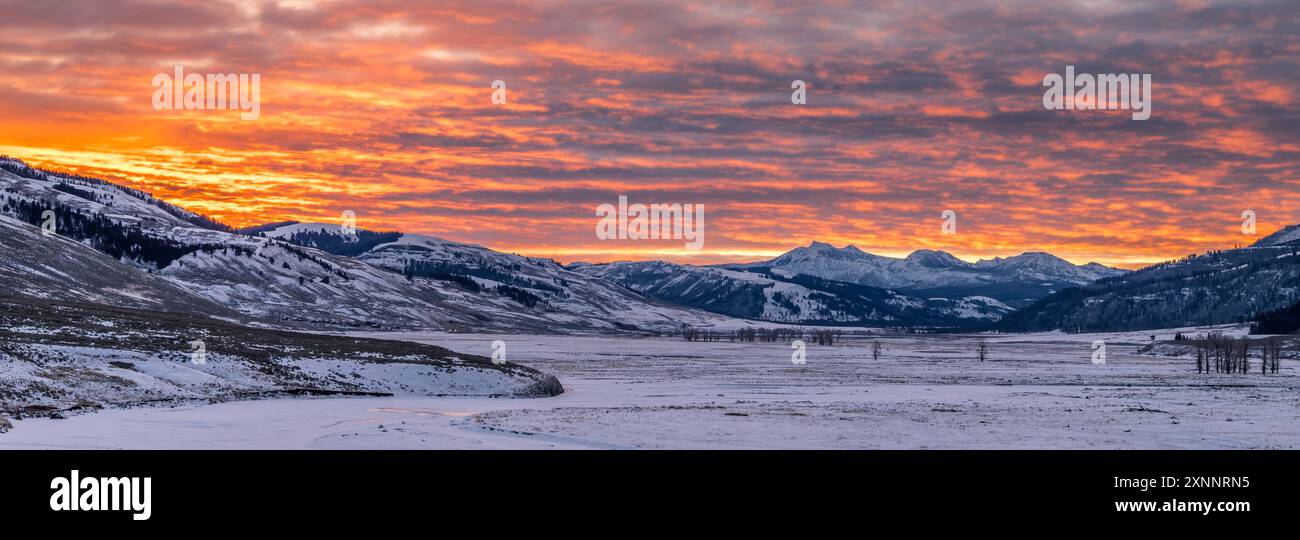 Alba sulla Lamar Valley nelle fredde mattine invernali, parco nazionale di Yellowstone, Wyoming, Nord America Foto Stock