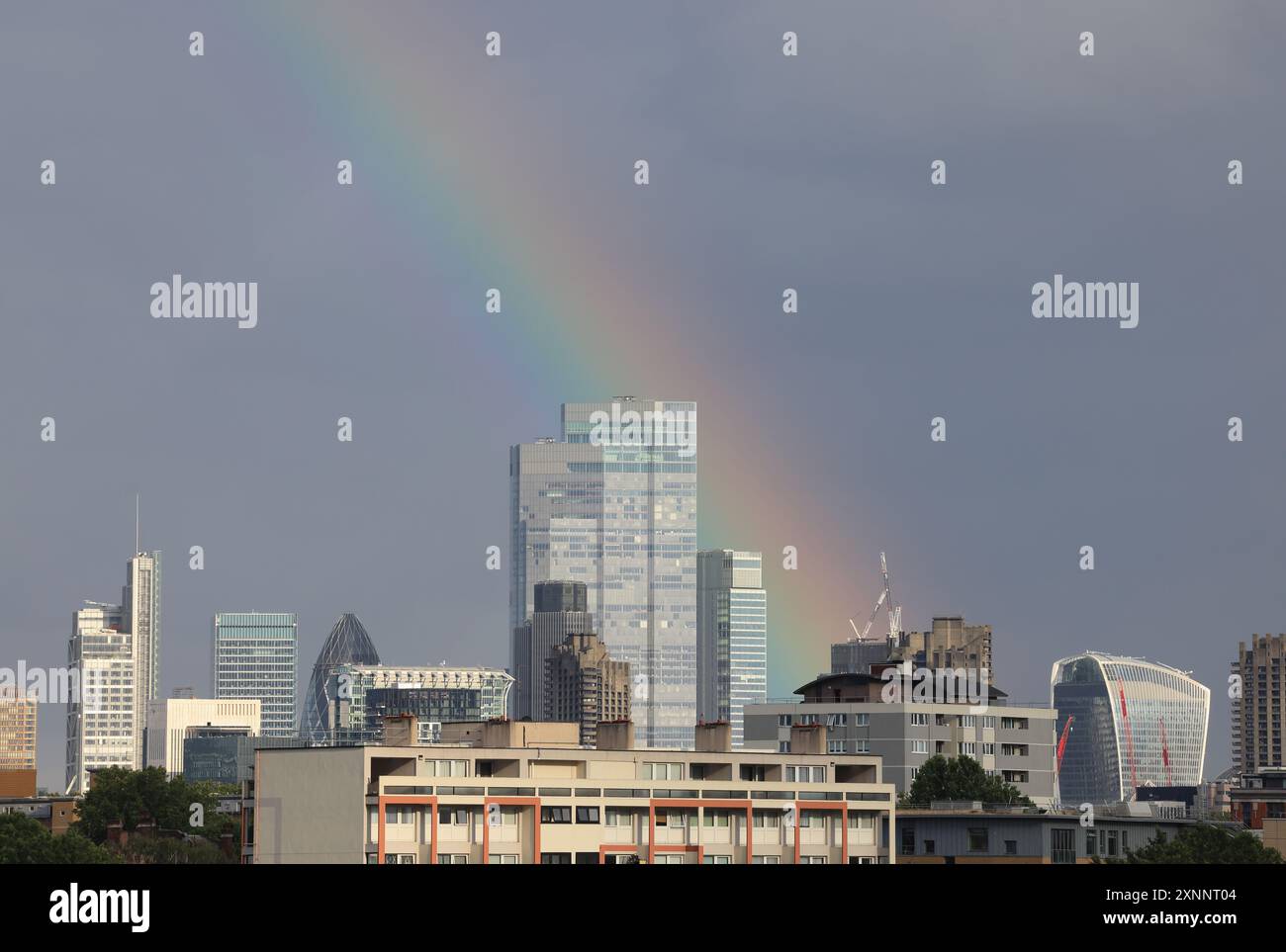 Arcobaleno sopra i grattacieli della City di Londra, nell'estate 2024, Regno Unito Foto Stock