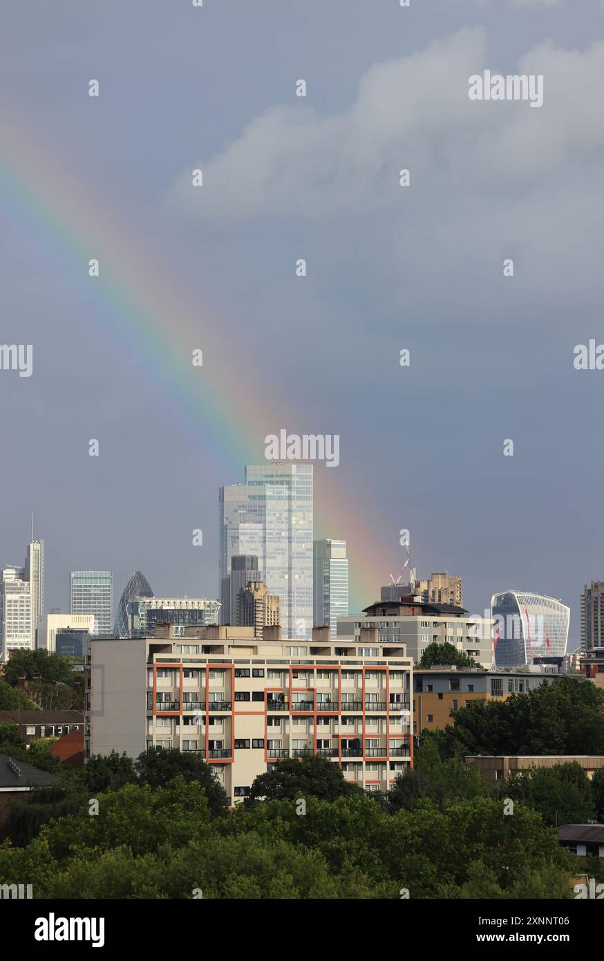 Arcobaleno sopra i grattacieli della City di Londra, nell'estate 2024, Regno Unito Foto Stock