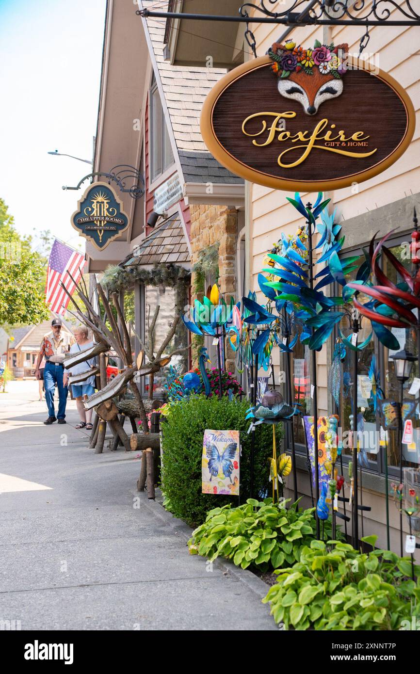 Nashville, Indiana - 26 luglio 2024: Scena di strada dal centro storico di Nashville, Indiana, nella contea di Brown con persone visibili. Foto Stock