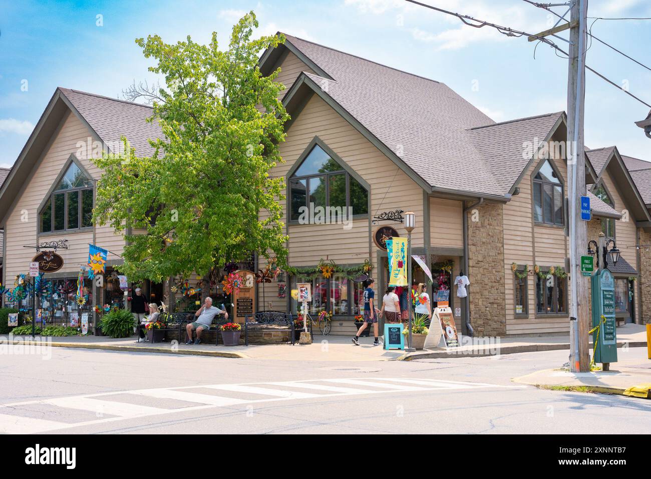 Nashville, Indiana - 26 luglio 2024: Scena di strada dal centro storico di Nashville, Indiana, nella contea di Brown con persone visibili. Foto Stock