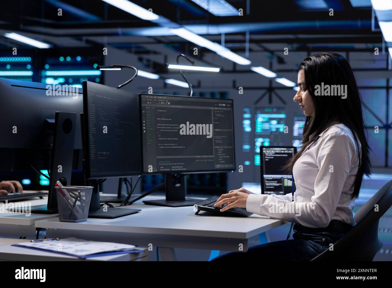 Ingegnere del data center che esegue test diagnostici di sistema e utility di controllo degli errori per identificare e risolvere i problemi. Lavoratore alla ricerca di problemi di rete che influiscono sulle prestazioni e sulla connettività del server Foto Stock