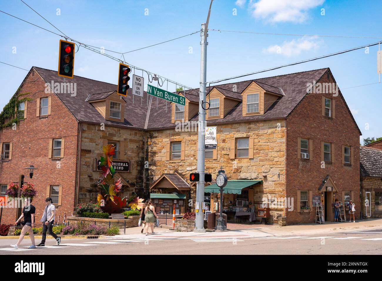 Nashville, Indiana - 26 luglio 2024: Scena di strada dal centro storico di Nashville, Indiana, nella contea di Brown con persone visibili. Foto Stock