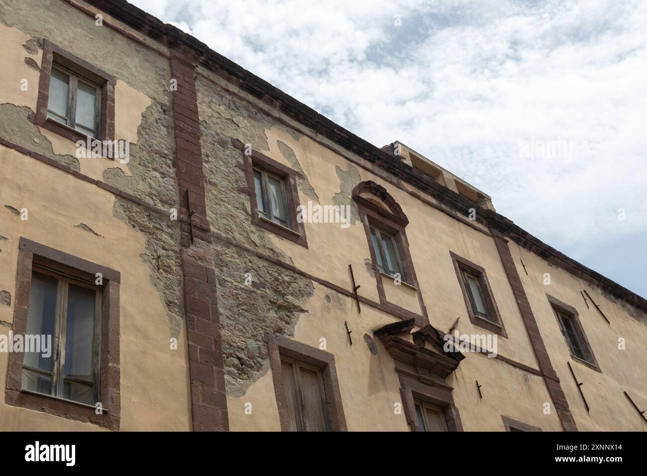 Facciata dell'edificio storico con pietra esposta Foto Stock