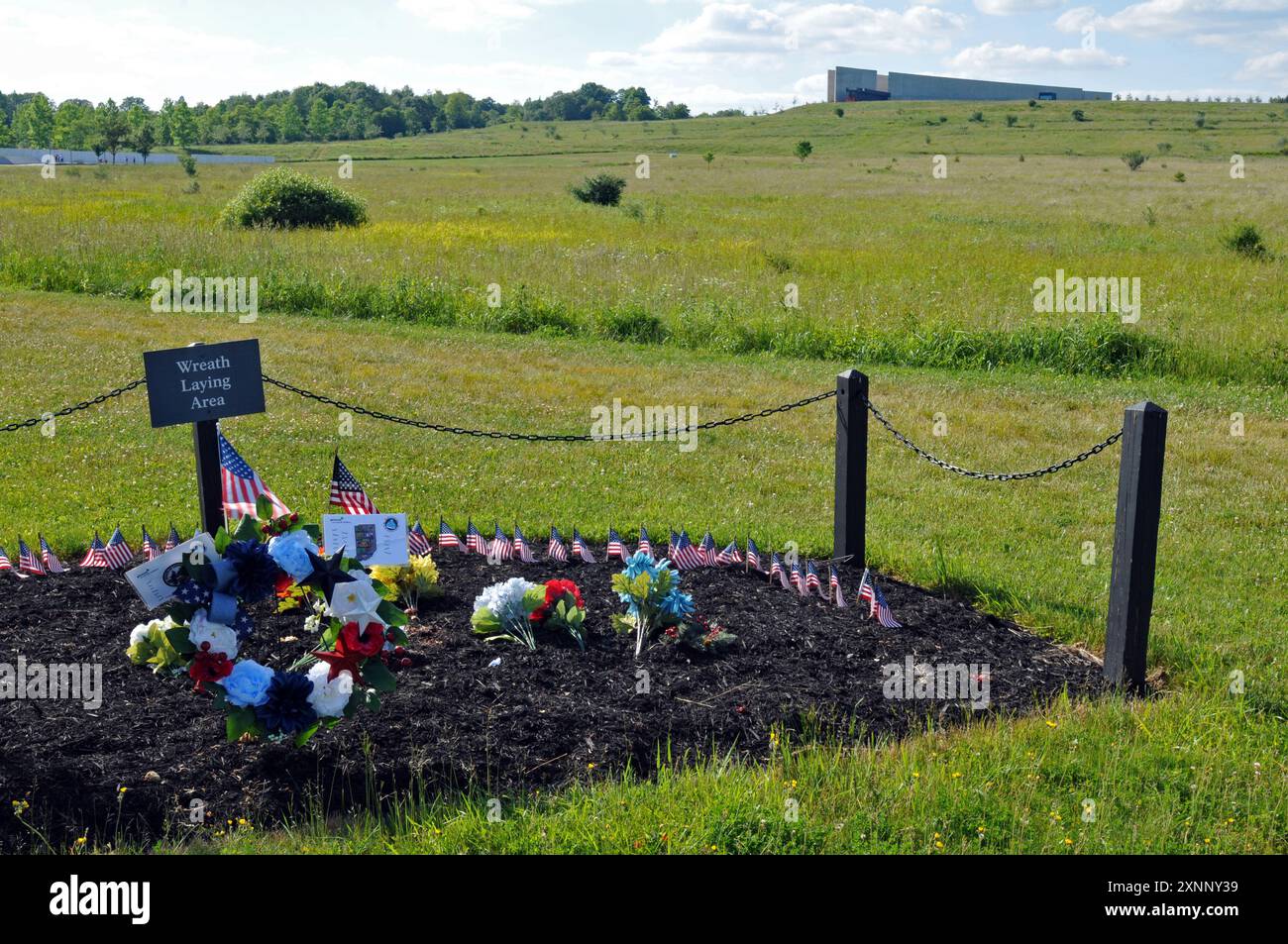 Un'area deposizione di ghirlande al Flight 93 National Memorial nella Pennsylvania rurale. Il centro visitatori dell'11 settembre si trova in lontananza. Foto Stock