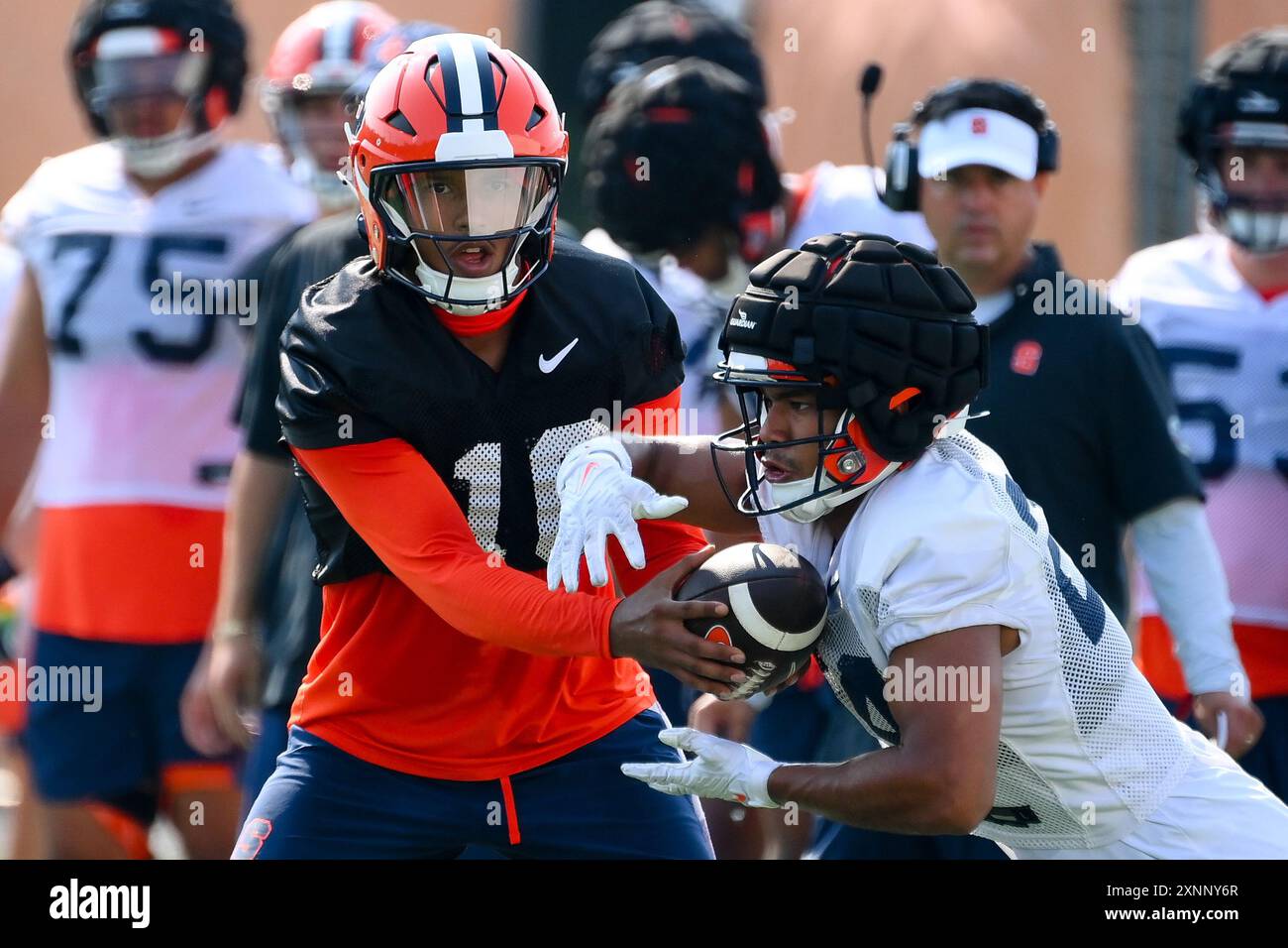 1 agosto 2024: Il quarterback dei Syracuse Orange Carlos del Rio-Wilson (16) consegna la palla al running back Will Nixon (24) durante le prove di giovedì 1 agosto 2024 a Syracuse, New York. Rich Barnes/CSM (immagine di credito: © Rich Barnes/Cal Sport Media) credito: Cal Sport Media/Alamy Live News Foto Stock