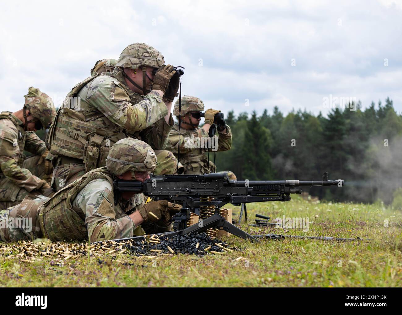 I soldati statunitensi, assegnati al 10th Army Air and Missile Defense Command, partecipano ad un evento Support by Fire durante il Concorso di Best Squad dell'esercito statunitense in Europa e Africa (USAREUR-AF) presso l'area di addestramento di Grafenwoehr, Germania, 1 agosto 2024. I soldati di tutta USAREUR-AF parteciperanno al concorso Best Squad Competition di Grafenwoehr, Germania, dal 31 luglio al 9 agosto 2024. Le squadre che rappresentano le unità di tutta USAREUR-AF metteranno alla prova la loro competenza tattica, comunicazione e coesione complessiva mentre competono per il titolo di Best Squad. I vincitori di questo concorso parteciperanno al Foto Stock