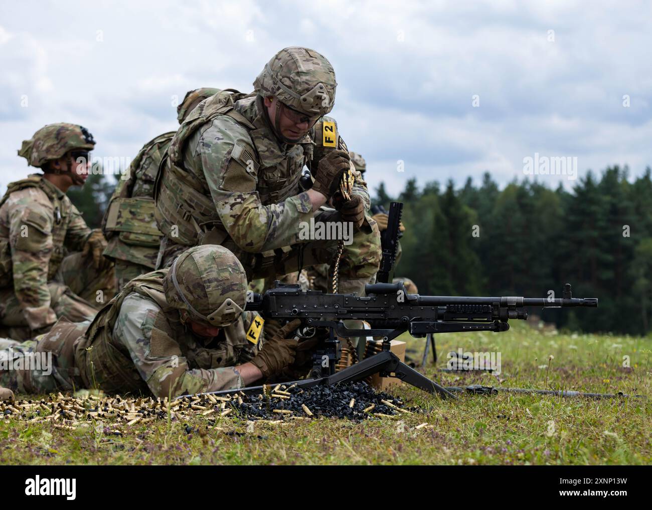 I soldati statunitensi, assegnati al 10th Army Air and Missile Defense Command, partecipano ad un evento Support by Fire durante il Concorso di Best Squad dell'esercito statunitense in Europa e Africa (USAREUR-AF) presso l'area di addestramento di Grafenwoehr, Germania, 1 agosto 2024. I soldati di tutta USAREUR-AF parteciperanno al concorso Best Squad Competition di Grafenwoehr, Germania, dal 31 luglio al 9 agosto 2024. Le squadre che rappresentano le unità di tutta USAREUR-AF metteranno alla prova la loro competenza tattica, comunicazione e coesione complessiva mentre competono per il titolo di Best Squad. I vincitori di questo concorso parteciperanno al Foto Stock