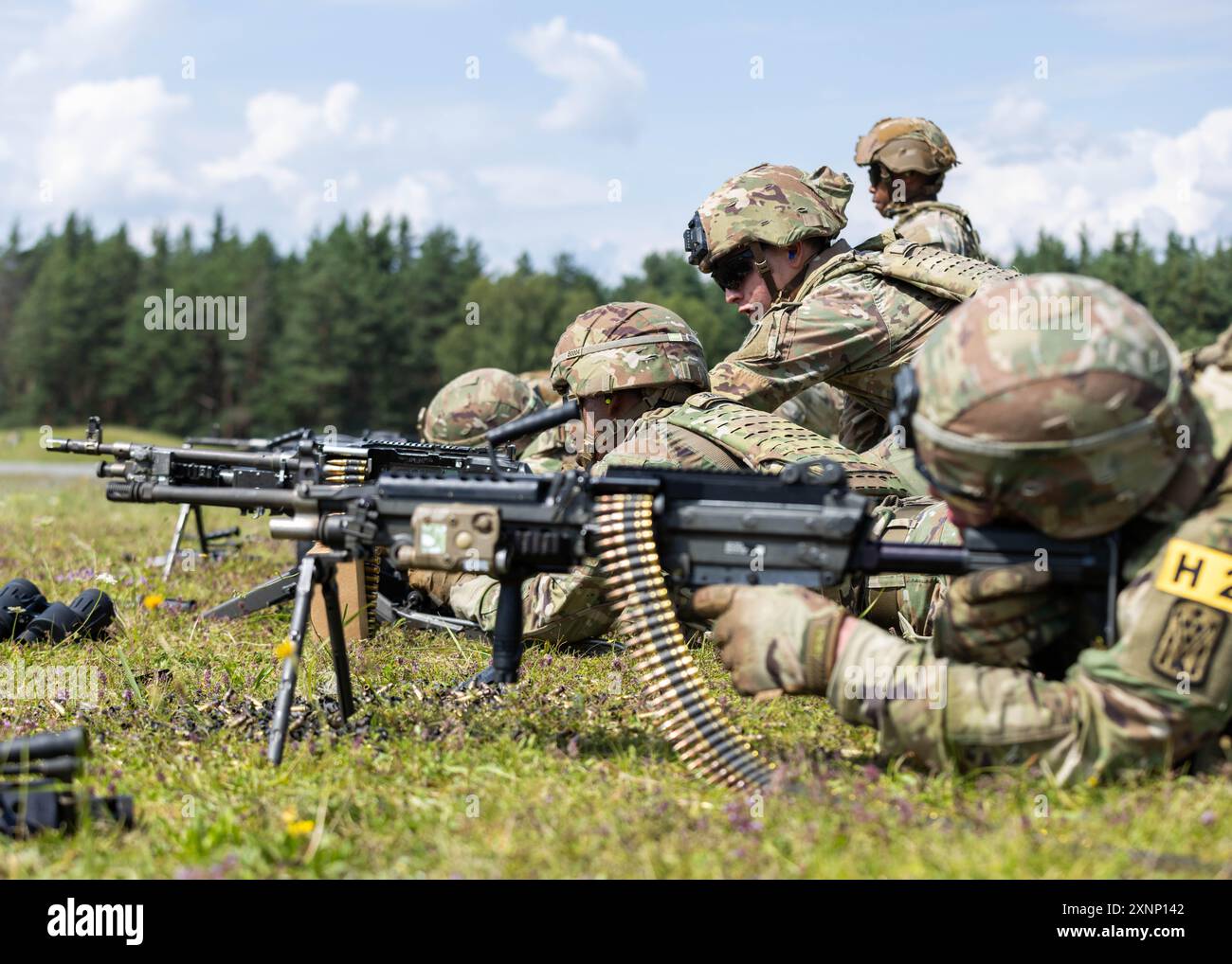 I soldati statunitensi, assegnati al 10th Army Air and Missile Defense Command, partecipano ad un evento Support by Fire durante il Concorso di Best Squad dell'esercito statunitense in Europa e Africa (USAREUR-AF) presso l'area di addestramento di Grafenwoehr, Germania, 1 agosto 2024. I soldati di tutta USAREUR-AF parteciperanno al concorso Best Squad Competition di Grafenwoehr, Germania, dal 31 luglio al 9 agosto 2024. Le squadre che rappresentano le unità di tutta USAREUR-AF metteranno alla prova la loro competenza tattica, comunicazione e coesione complessiva mentre competono per il titolo di Best Squad. I vincitori di questo concorso parteciperanno al Foto Stock