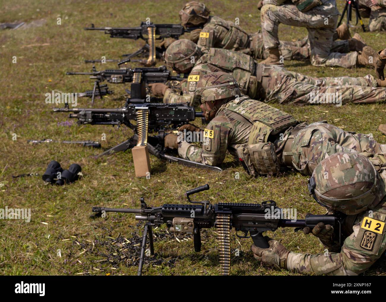 I soldati statunitensi, assegnati al 10th Army Air and Missile Defense Command, partecipano ad un evento Support by Fire durante il Concorso di Best Squad dell'esercito statunitense in Europa e Africa (USAREUR-AF) presso l'area di addestramento di Grafenwoehr, Germania, 1 agosto 2024. I soldati di tutta USAREUR-AF parteciperanno al concorso Best Squad Competition di Grafenwoehr, Germania, dal 31 luglio al 9 agosto 2024. Le squadre che rappresentano le unità di tutta USAREUR-AF metteranno alla prova la loro competenza tattica, comunicazione e coesione complessiva mentre competono per il titolo di Best Squad. I vincitori di questo concorso parteciperanno al Foto Stock