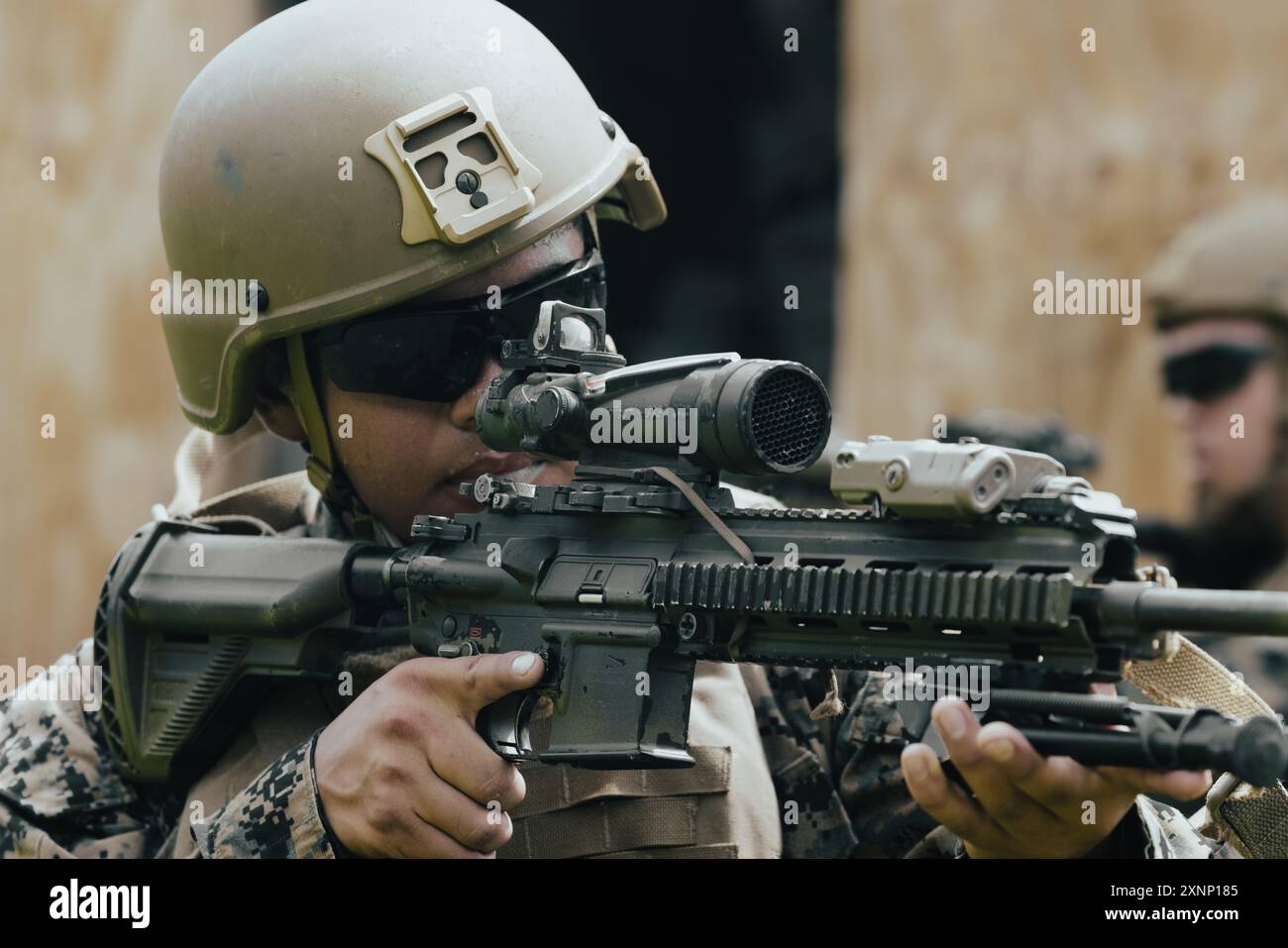 U.S. Naval Reserve Officer Training Corps Midshipman 2nd Class Daniel Aguirrelastre, uno studente della University of South Carolina ROTC, partecipa a un esercizio di sgombero della costruzione durante il Midshipman Summer Training on Marine Corps base Camp Lejeune, North Carolina, 25 luglio 2024. Gli studenti del ROTC hanno partecipato all'addestramento di ingegneri e fanteria per prepararsi alle future carriere militari. (Foto del corpo dei Marines degli Stati Uniti del Cpl. Yasmine De la Rosa) Foto Stock
