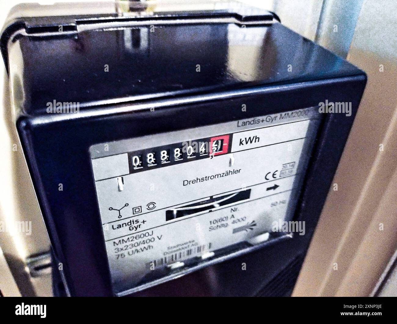 Düsseldorf 02.08.2024 Stromzähler Strommenge Strommesser Stromuhr Stromrechnung Stromverbrauch Energieverbrauch Strompreis Stadtwerke Stromversorgung Grundversorgung kWh Kilowattstunde Drehstromzähler Landis Gyr Elektrizitätszähler Hartz-4 Regelsatz Warmwassererzeugung Stromrückzahlung Stromzählerstand Bürgergeld Mietrückstand Foto Stock