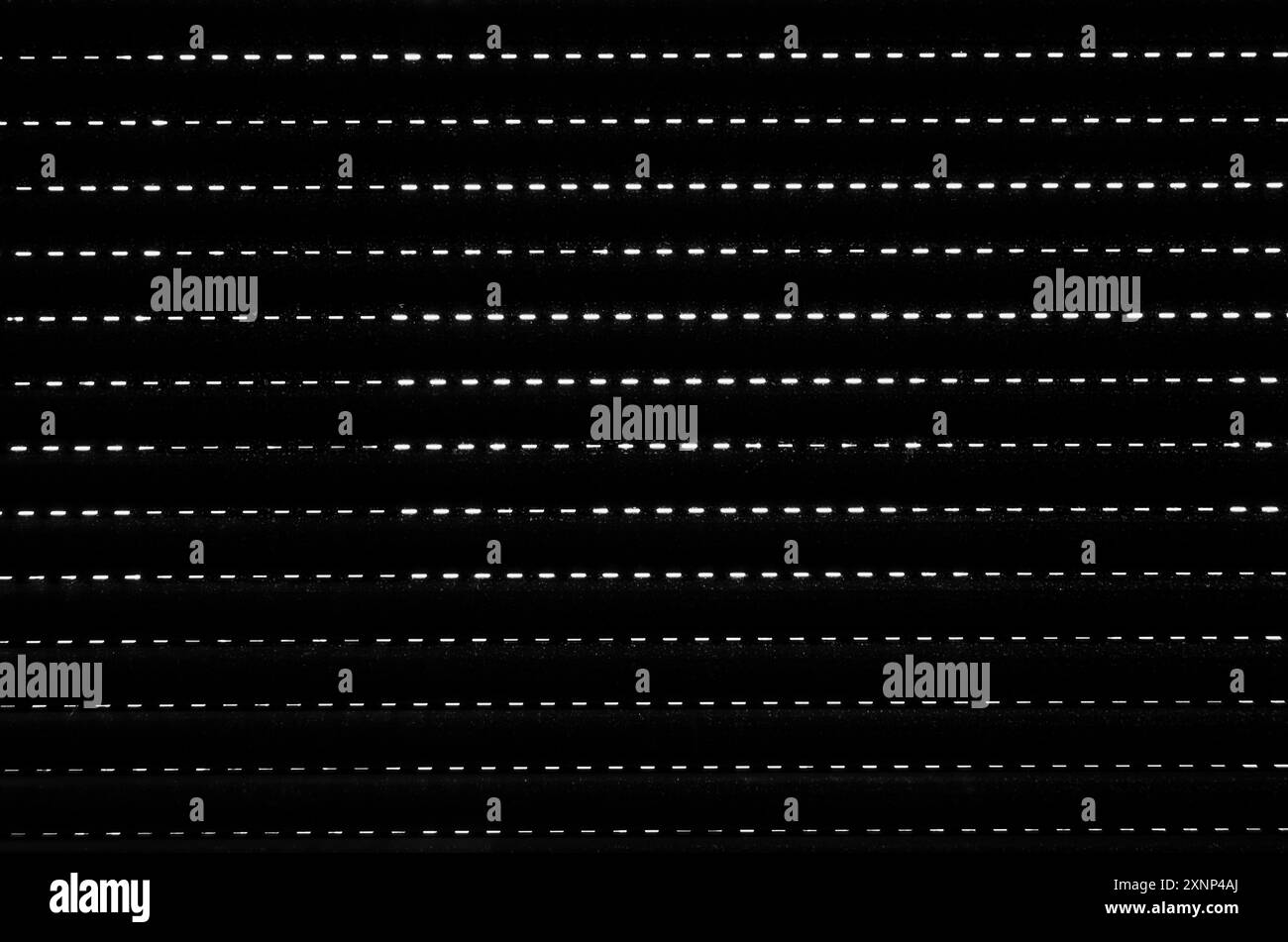 Sfondo astratto bianco e nero di luce che passa attraverso un cieco chiuso Foto Stock