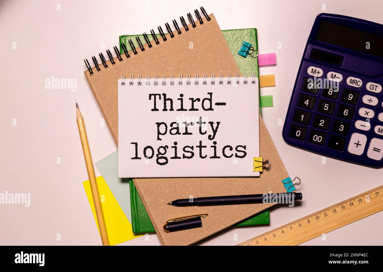 Invio di testo DI TERZE PARTI scritto su white paper note con occhiali e penna sulla tastiera del computer.Business Concept. Foto Stock