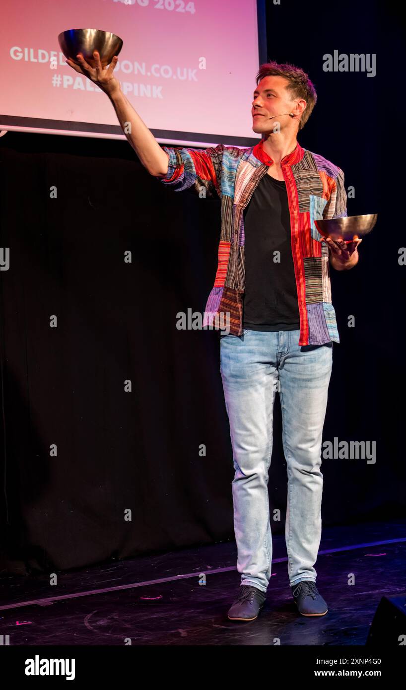 Edimburgo, Scozia, Regno Unito, 01 agosto 2024, Edinburgh Festival Fringe: Gilded Balloon lancia i suoi spettacoli per il Fringe 2024. Nella foto, il mago Martin Brock. Crediti: Sally Anderson/Alamy Live News Foto Stock