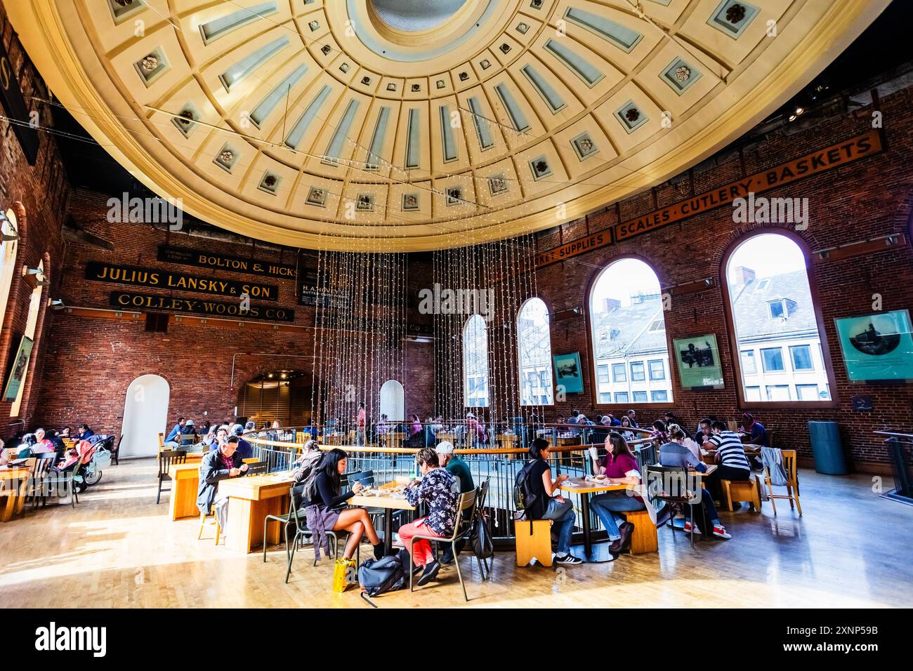 Boston, Massachusetts, USA - 22 ottobre 2021: Secondo piano della rotonda dell'edificio del Quincy Market con la sua area comune con posti a sedere e la cupola in rame. Foto Stock