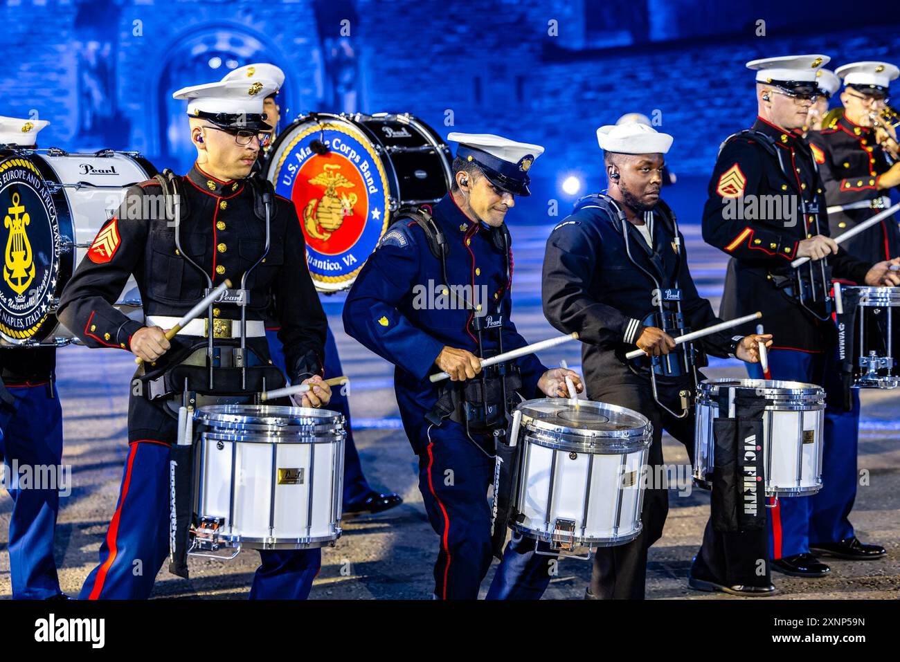 Edimburgo, Regno Unito. 1 agosto 2024 nella foto: La banda dei servizi marittimi degli Stati Uniti è composta dalla banda dei Marine Quantico, dalla banda delle forze navali degli Stati Uniti d'America dell'Europa e dell'Africa e dalla banda della Guardia Costiera degli Stati Uniti. Dal jazz al pop, combinano la loro tradizione militare con un suono contemporaneo. Con la Royal Navy al timone, il Royal Edinburgh Military Tattoo Show del 2024, Journeys, trasporta il pubblico in un viaggio culturale, unendo il patrimonio militare, la tradizione scozzese e un cast internazionale. Crediti: Rich Dyson/Alamy Live News Foto Stock