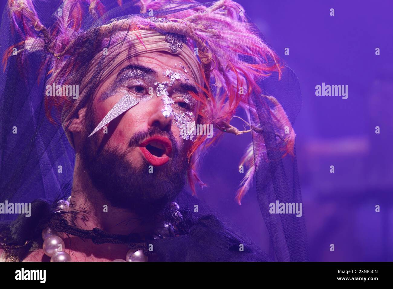 Parigi, Francia. 1 agosto 2024. Martin Poppins si esibisce al cabaret parigino a Madame Arthur il 1 agosto 2024 nel quartiere Pigalle di Parigi, in Francia. Crediti: Bernard Menigault/Alamy Live News Foto Stock