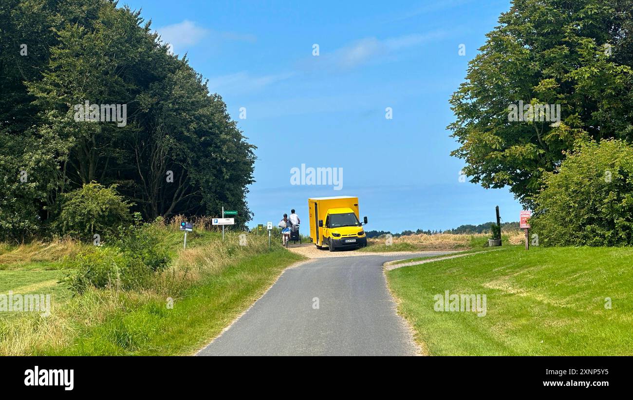 31.07.24 Deutsche Post DHL Paketzustellung Briefzustellung auf dem Land Elektroauto Föhr : *** 31 07 24 Deutsche Post DHL consegna pacchi in campagna Auto elettrica Föhr Foto Stock