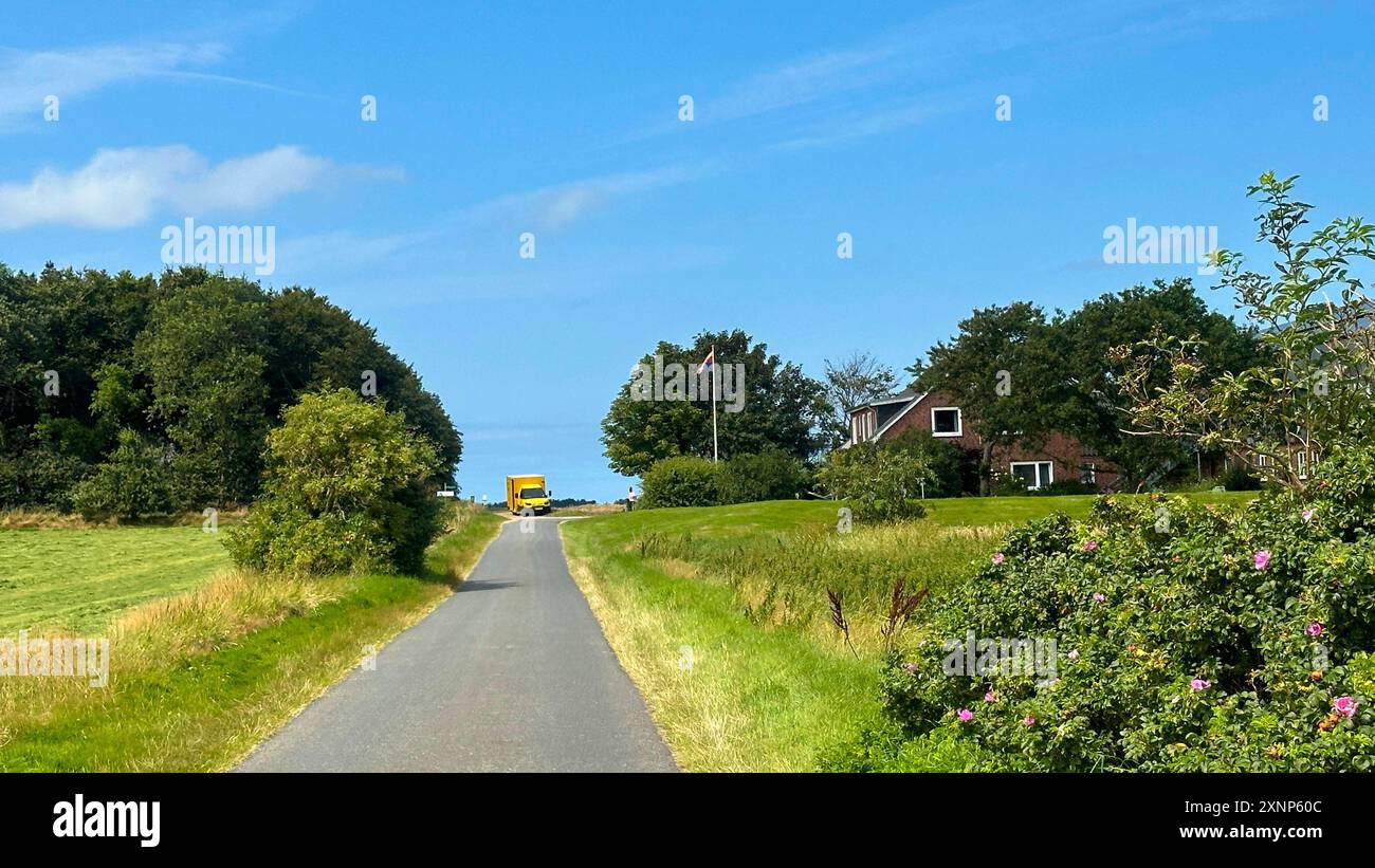 31.07.24 Deutsche Post DHL Paketzustellung Briefzustellung auf dem Land Elektroauto Föhr : *** 31 07 24 Deutsche Post DHL consegna pacchi in campagna Auto elettrica Föhr Foto Stock