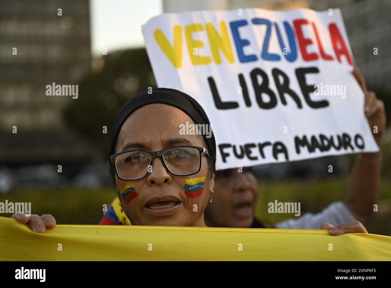 Brasilia, Brasile. 1 agosto 2024. DF - BRASILIA - 08/01/2024 - BRASILIA, VENEZUELANI PROTESTANO CONTRO I RISULTATI ELETTORALI DEL VENEZUELA - i cittadini venezuelani partecipano a una protesta contro i risultati elettorali che hanno dato al presidente del Venezuela Nicolas Maduro un terzo mandato e chiedono al governo brasiliano che sostiene la democrazia, di fronte all'Itamaraty Palace a Brasilia, Brasile, il 1° agosto 2024. Foto: Mateus Bonomi/AGIF credito: AGIF/Alamy Live News Foto Stock