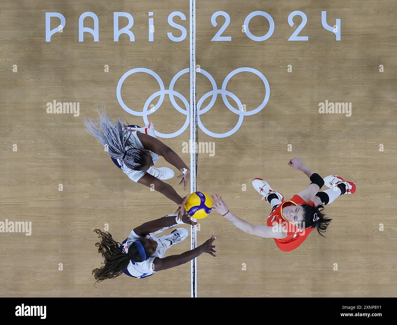 Parigi, Francia. 1 agosto 2024. Li Yingying (R) della Cina fa il suo picco durante il turno preliminare di pallavolo femminile, Una partita tra Cina e Francia ai Giochi Olimpici di Parigi 2024, a Parigi, Francia, 1 agosto 2024. Crediti: Xu Zijian/Xinhua/Alamy Live News Foto Stock