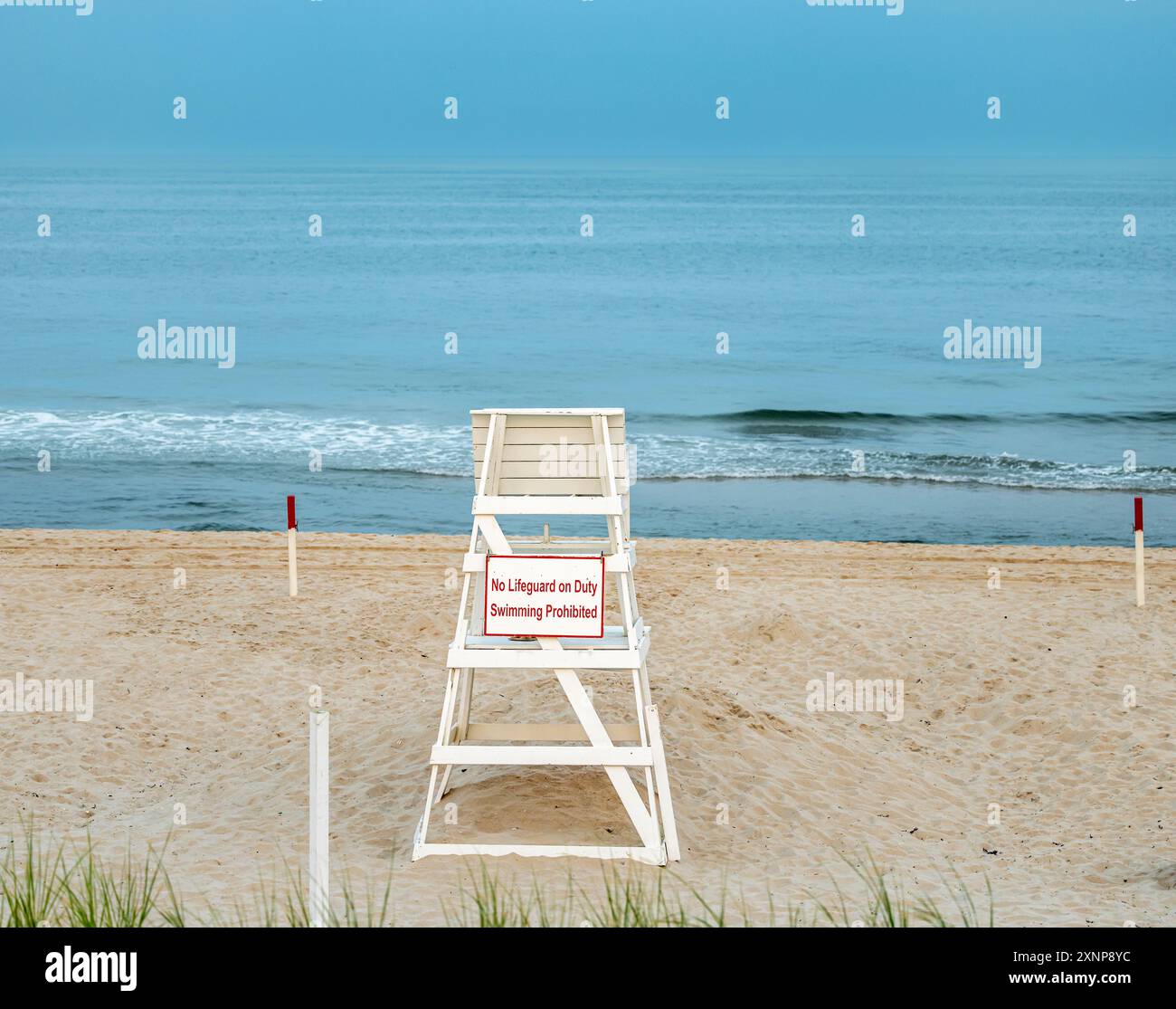 immagine di un bagnino vuoto in tarda giornata su una spiaggia oceanica Foto Stock