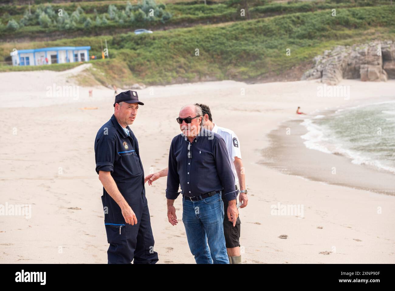 Burela, Galizia, Spagna. 1 agosto 2024. Squadre di guardie costiere della Galizia e delle brigate municipali che assaggiano l'inquinamento da olio combustibile sulle spiagge del Mar Cantabrico. Credito. Xan Gasalla /Alamy Live News Foto Stock