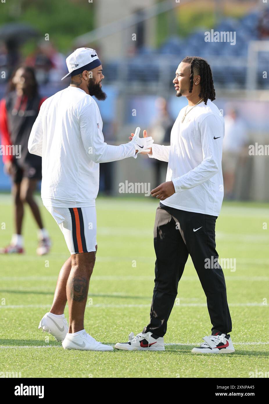 Canton, Stati Uniti. 1 agosto 2024. Il wide receiver dei Chicago Bears Keenan Allen (13) parlò con il quarterback degli Houston Texans C.J. Stroud (7) prima della partita della Pro Football Hall of Fame a Canton, Ohio, giovedì 1 agosto 2024. Foto di Aaron Josefczyk/UPI credito: UPI/Alamy Live News Foto Stock