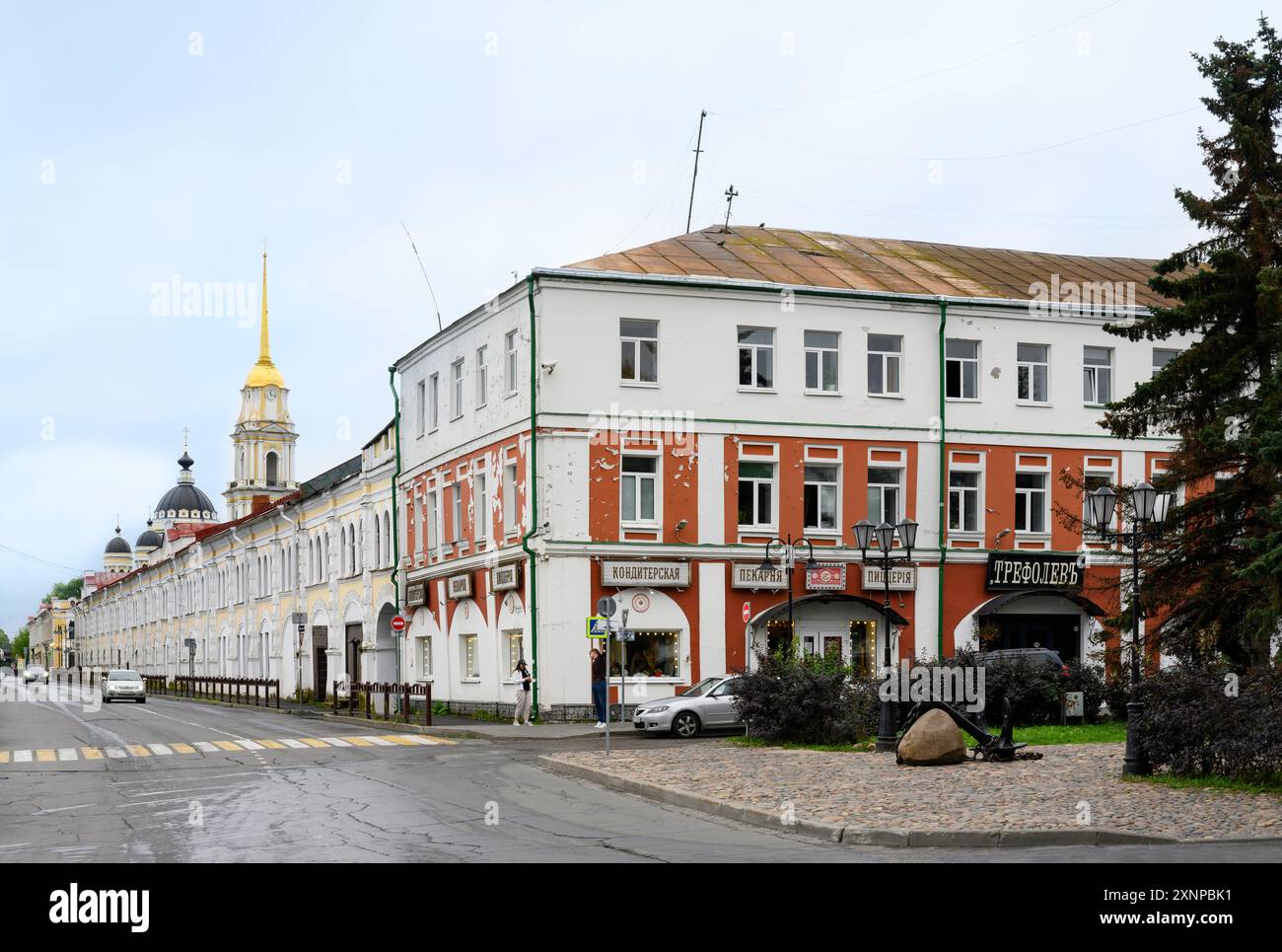 RYBINSK, RUSSIA - 20 AGOSTO 2023. Vista della strada della città con case del XIX secolo e cartelli su lettere antiche russe stilizzate: Pasticceria, Bak Foto Stock