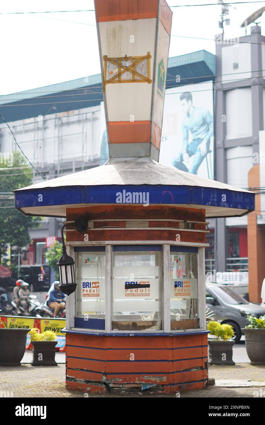 Edifici nel mezzo della piazza della città di Malang durante il giorno Foto Stock