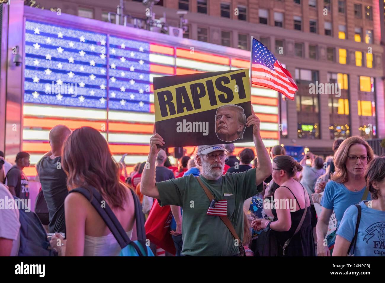NEW YORK, N.Y. – 27 luglio 2024: Manifestazione dei manifestanti contro il progetto 2025 a Times Square di Manhattan. Foto Stock