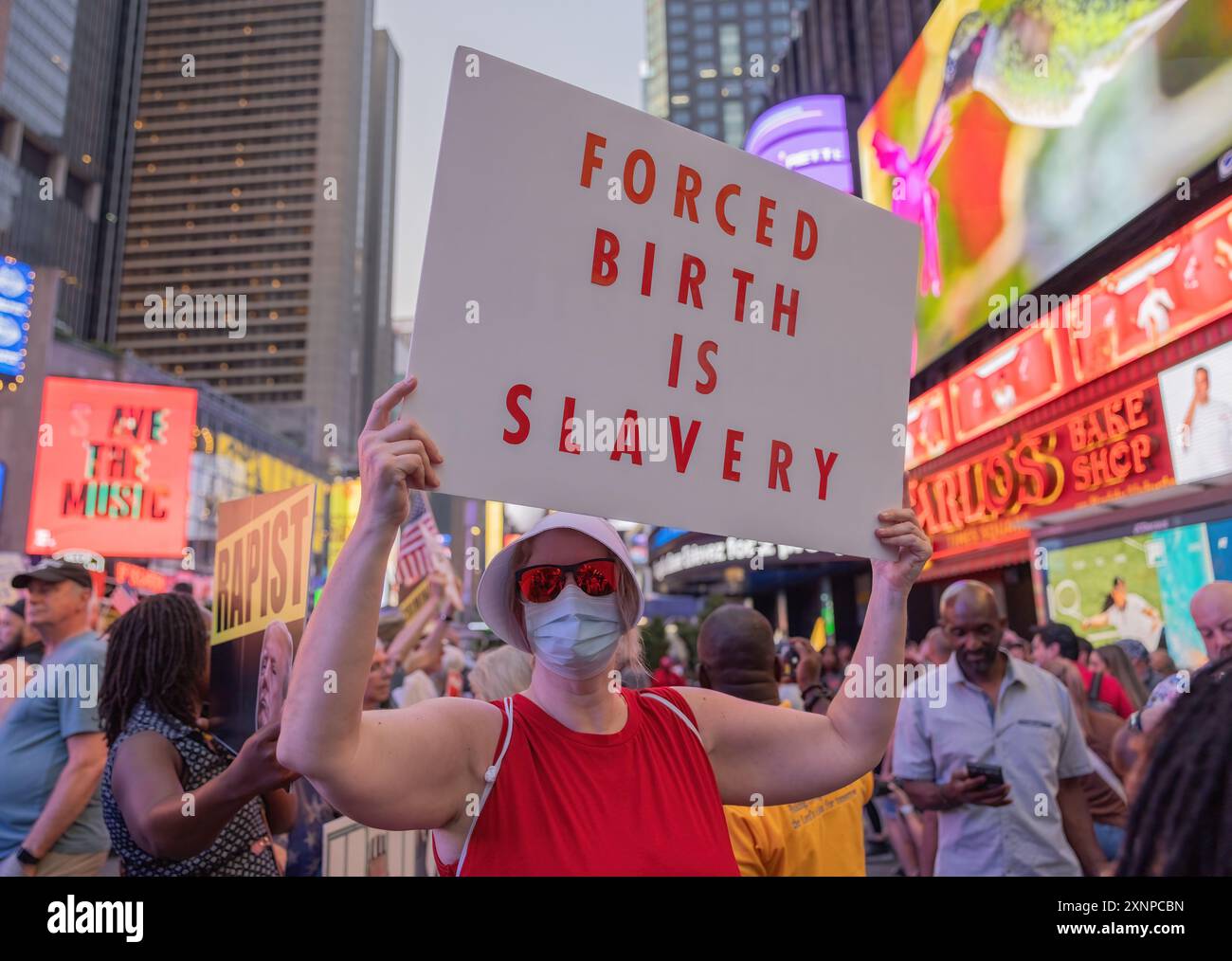 NEW YORK, N.Y. – 27 luglio 2024: Un manifestante viene visto in una manifestazione contro il progetto 2025 a Times Square di Manhattan. Foto Stock