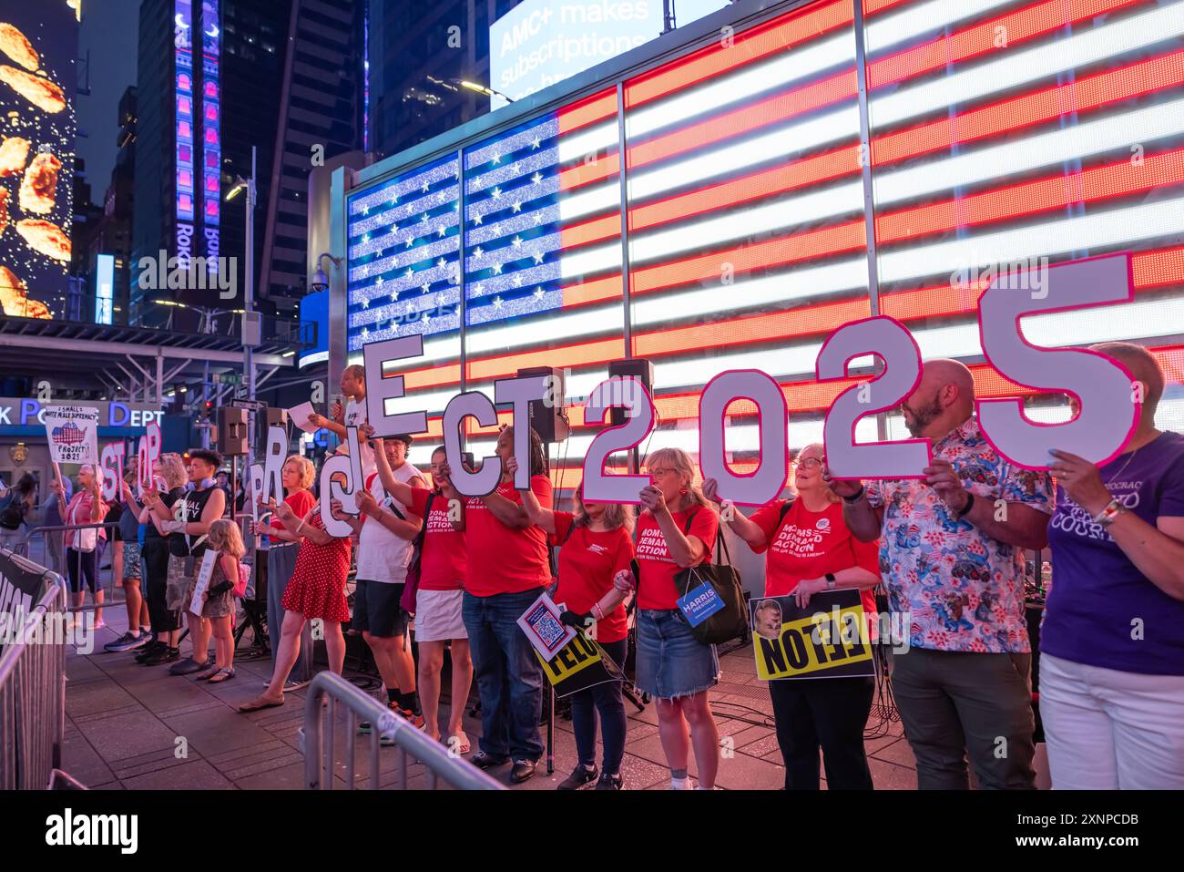 NEW YORK, N.Y. – 27 luglio 2024: Manifestazione dei manifestanti contro il progetto 2025 a Times Square di Manhattan. Foto Stock
